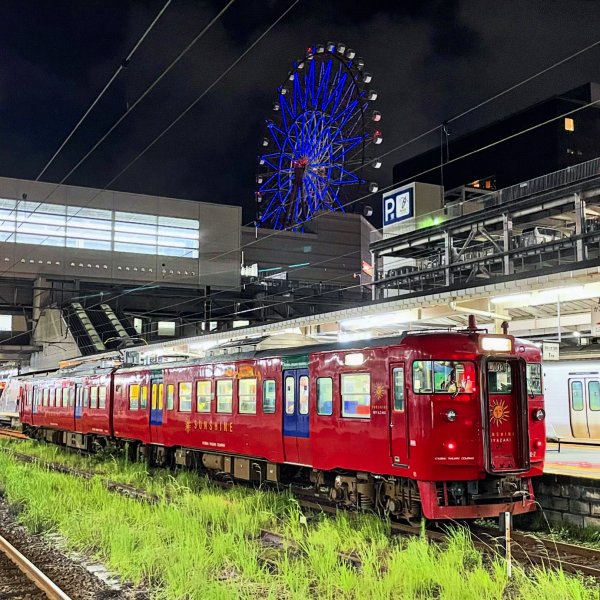 特別な夜行列車としてこれから大分駅まで走る713系の赤いサンシャイン宮崎が夜8時30分鹿児島中央駅へ入線して来まし...