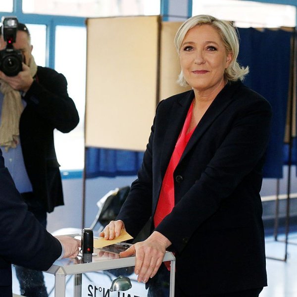 Во Франции сегодня проходит второй тур президентских выбо...