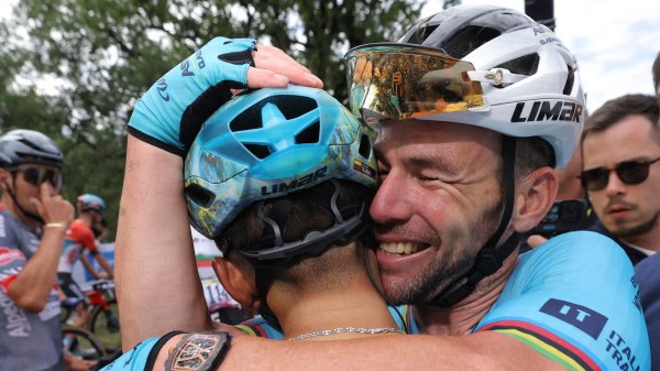 Mark Cavendish breaks Tour de France record for stage wins