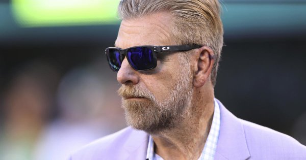 Howard Eskin suspended from Citizens Bank Park after making unwanted advance toward an Aramark employee