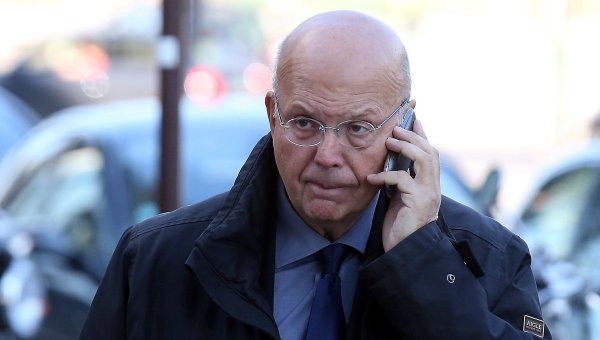 La préfète de la Mayenne s'oppose au legs des archives personnelles de Patrick Buisson à une congrégation catholique - ICI