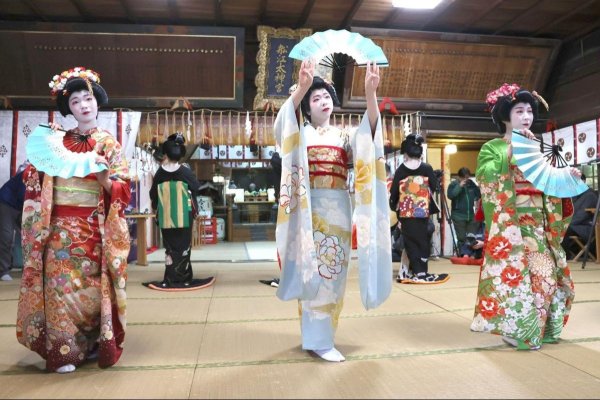 新春をことほぐ姿あでやかに…古町芸妓が新潟市・古町神明宮で舞奉納　芸道の志新たに3演目 | 新潟日報