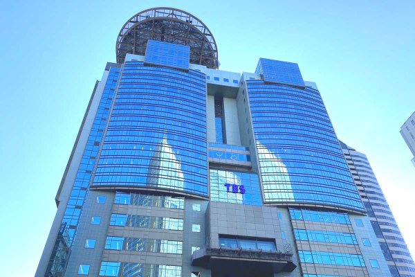 情報番組に登場の一卵性三つ子が話題　出演陣もうなった佐藤三兄弟に「イケメンの嵐」の声