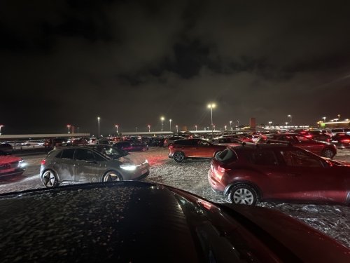 « On n’a pas bougé d’un mètre depuis une heure » : le parking express de l’aéroport de Charleroi a été « complètement bloqué » à cause de la neige