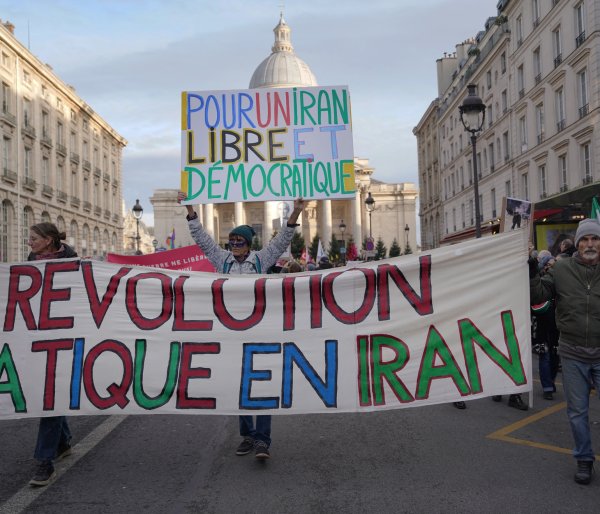 "L'extrême gauche décide quelles femmes il faut défendre" : les Iraniennes de France agacées par l'indifférence des féministes