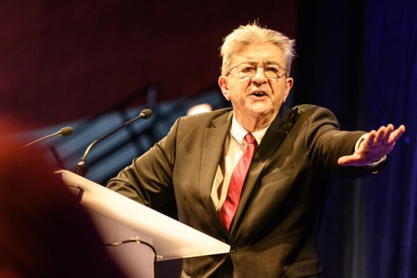 Jean-Luc Mélenchon plaisante sur la prononciation du nom de Raphaël Glucksmann, qui le compare à Jean-Marie Le Pen