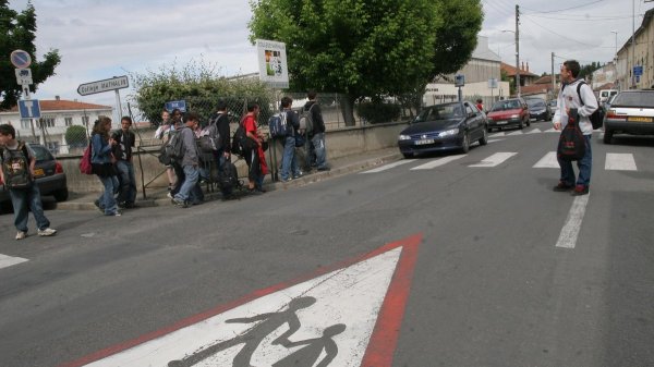 Le conducteur du bus est victime d’un malaise au volant : le véhicule sort de la route et fauche mortellement un enfant de 7 ans