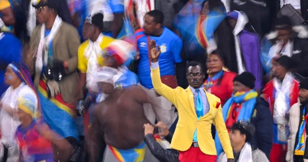 CAN 2025 : Michel Kuka, le “Lumumba des tribunes” qui fascine par son “immobilité spectrale”