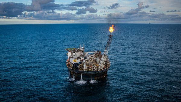 Цены на нефть слабо колеблются после событий в Венесуэлы