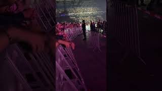 Dans la fosse Accor ARENA avec Dua LIPA et la gestion inégale de la fosse / fosse d’or