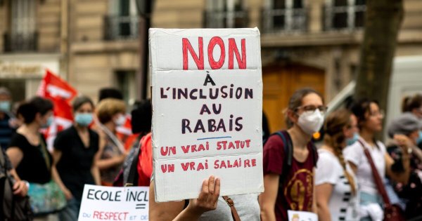 « L’école inclusive est sur le point de craquer » : les sénateurs PS veulent fonctionnariser les AESH pour créer « un choc d’attractivité » - Public Sénat