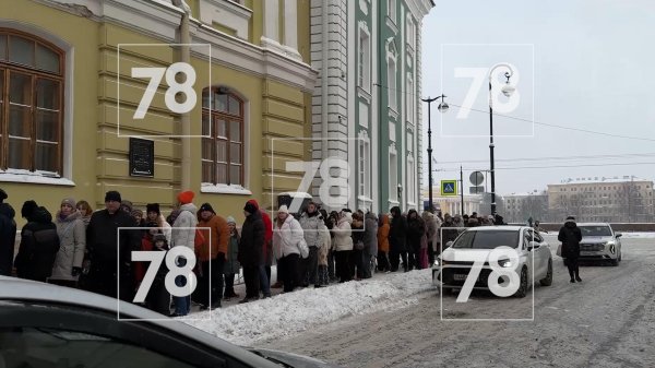 У входа в Кунсткамеру образовалась огромная очередь