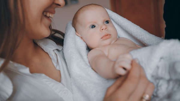 В России призвали повысить размер пособия по уходу за ребенком