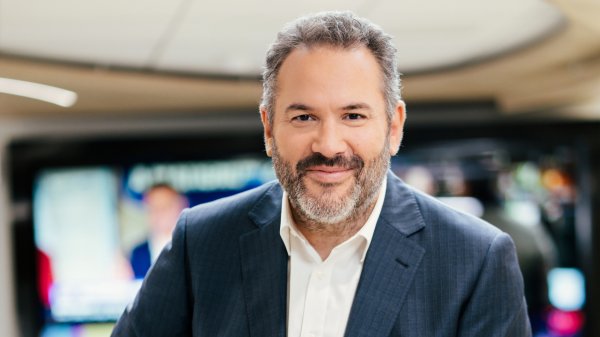 Bruce Toussaint marié depuis près de 30 ans, il raconte sa surprenante demande : “Je ne sais pas pourquoi je lui ai dit ça” | Télé 7 Jours