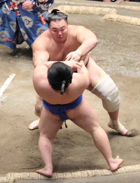 元大関・朝乃山　藤ノ川を押し出し、復活優勝に向けて３敗を守る - スポーツ報知