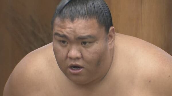 前頭15枚目・御嶽海　会心の取り口で7勝6敗　前頭10枚目・狼雅を寄り切りで破る　14日目は勝ち越しを懸け、前頭8枚目・宇良と対戦　大相撲春場所｜FNNプライムオンライン