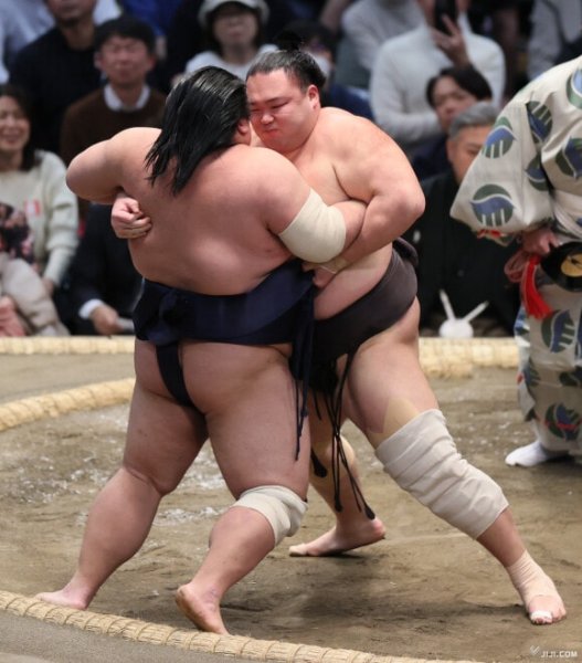 朝乃山の寄り切り：時事ドットコム