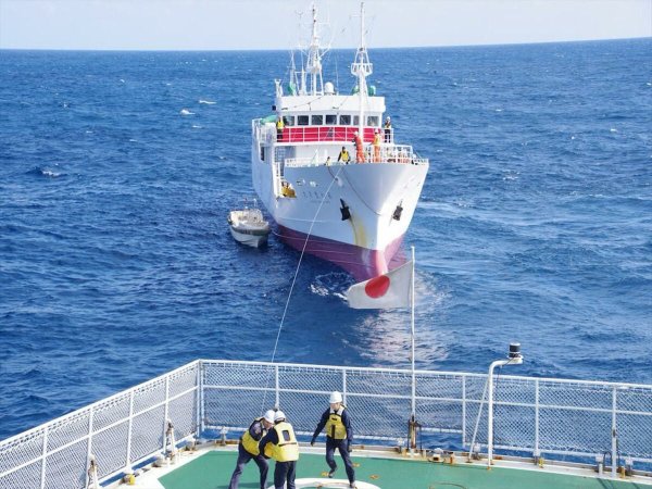太平洋で漂流のマグロ漁船「第八豊清丸」タグボートに曳航を引き継ぐ 沖合1660㎞から時速10㎞で…乗組員23人に異常なし “気仙沼漁港” 帰還は6日後の見込み | 富山のニュース｜天気・防災｜チューリップテレビ (4ページ)