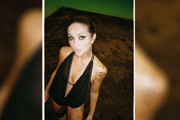 «Я работаю над собой!»: Нюша показала фигуру в откровенном купальнике и «грязном» макияже ✿✔️ TVCenter.ru