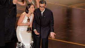 deux personnes échangeant de la salive