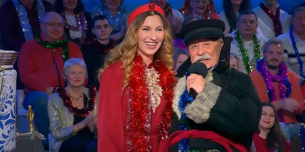 Извозчица из Суздаля подарила Леониду Якубовичу зимний тулуп своего мужа на шоу «Поле чудес»