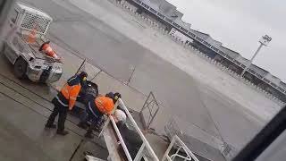 Les bagagiste à l'aéroport de Orly France