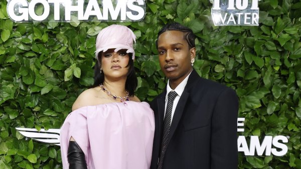 Rihanna Jokes About Whether to Get ’Hot and Sexy’ or ’Pregnant’