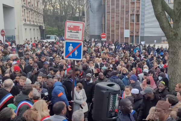 En hommage à El Hacen Diarra, mort dans le commissariat du 20ᵉ arrondissement de Paris, plusieurs centaines de personnes rassemblées