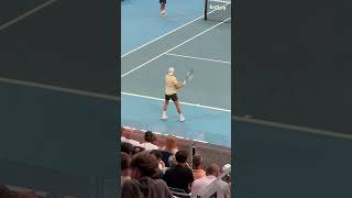 C’est parti pour Alexandre Müller, le dernier Français de la journée à commencer son match ! #AO26