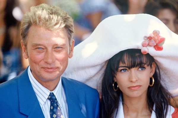 Crachats, insultes... Adeline Blondieau revient sur les attaques subies après son mariage avec Johnny Hallyday