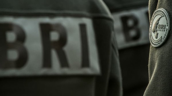 INFO BFM. Un homme se rend après s'être retranché chez lui en menaçant de se suicider, une école temporairement confinée à Paris