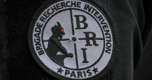 Paris : un jeune homme se retranche chez lui et menace de se suicider avec ses armes dans le 16e arrondissement, la BRI mobilisée