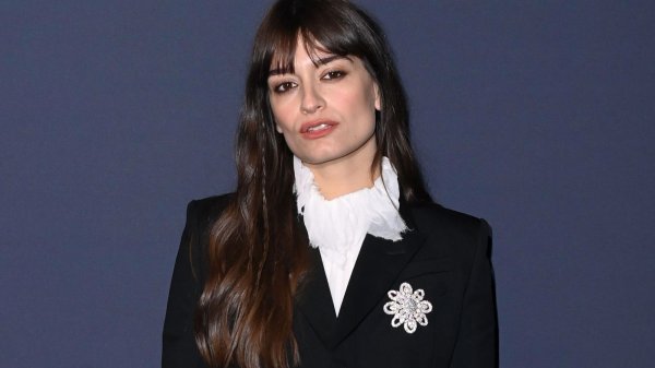 “Presque comme une maison de campagne en ville” : Clara Luciani nous invite dans son sublime appartement parisien, un “cocon” à son image - Grazia