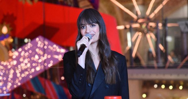 Clara Luciani ouvre les portes de son appartement parisien : «Un joyeux bazar de tout ce que j’aime»