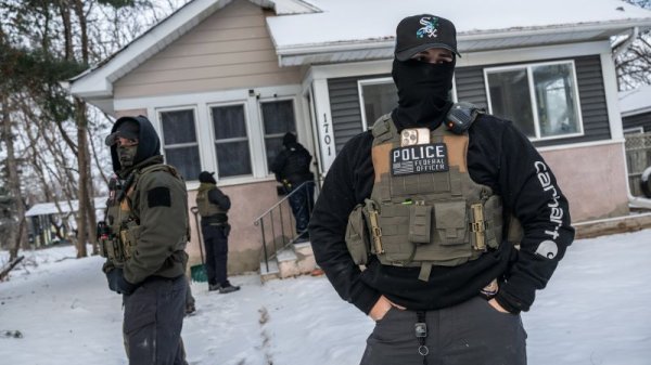 New ICE policy allows officers to enter homes without a judge’s warrant. Here’s what experts say | CNN Politics