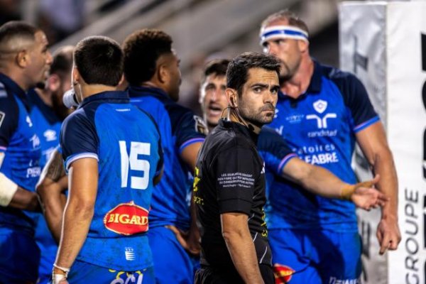 L'arbitre de Provence Rugby - Aurillac sort sur KO après un choc avec un joueur
