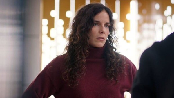 Demain nous appartient en avance : le 26 janvier, Aaron devient escort et Roxane découvre le secret de Vahina