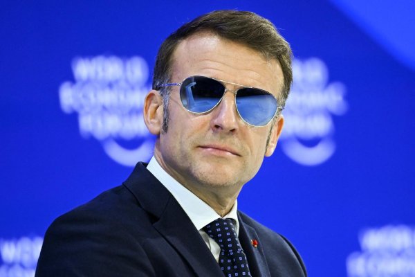 Est-ce bien raisonnable de… porter des lunettes aviateur (quand on est Emmanuel Macron) ?