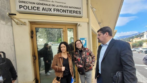 "Pas de couvertures et de vêtements secs" constate l'eurodéputée Manon Aubry au poste de police aux frontières de Menton - ICI