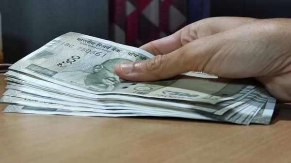 Wages: सरकारी सार्वजनिक वित्तीय संस्थानों के कर्मचारियों की सैलरी बढ़ेगी, जानिए सरकार ने किया क्या एलान