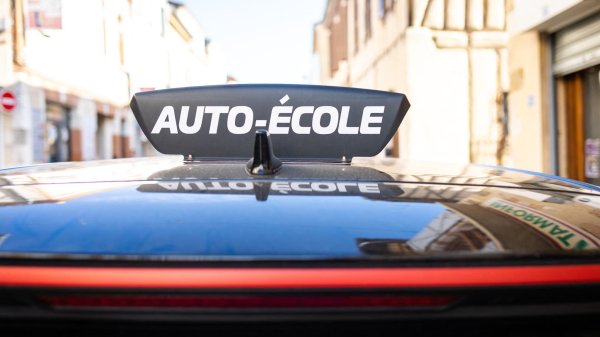 Les auto-écoles déplorent une mesure qui "frappe de plein fouet la France qui travaille": payer son permis de conduire en utilisant son CPF ne sera bientôt plus possible (à moins d'être chômeur)