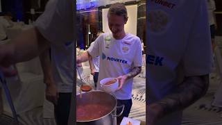 Сафонов в Париже заскучал по борщу — мы его накормили. Довольный 🤭❤️ #сборнаяроссии #сафонов #псж