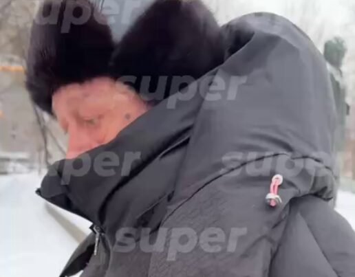 Смущенного Михаила Ефремова подловили после репетиции в театре