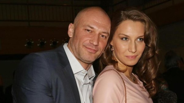 Требует 200 тысяч алиментов, но не дает видеть дочек: новые подробности скандального развода Соловьева и Лариной