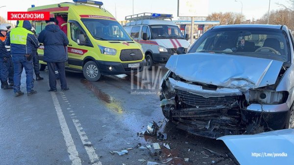 Три человека пострадали в ДТП на Рижском проспекте в Пскове