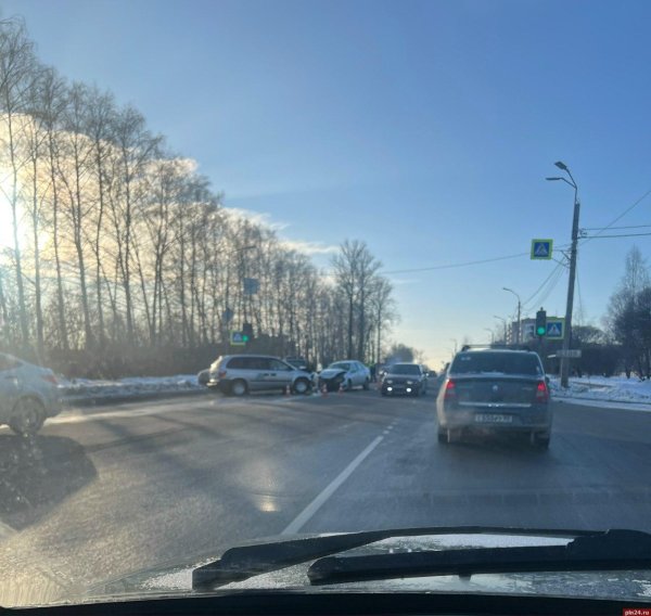 Три человека пострадали в ДТП у Телецентра в Пскове