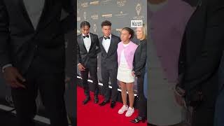 Désiré Doué arrive en famille sur le tapis rouge du Ballon d’Or 2025.