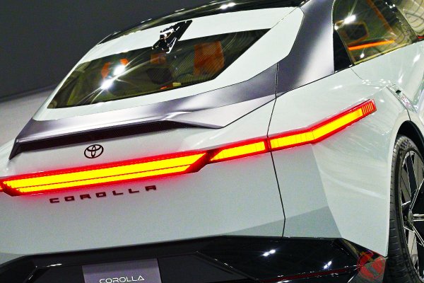 トヨタ「カローラ」まもなく全面刷新!? 超スポーティ「新“4ドア”セダン」はワイド＆ローで超カッコいいと話題に！ 挑戦的な「一文字ライト」採用した「次世代コンセプト」デザイナーの“狙い”に反響殺到