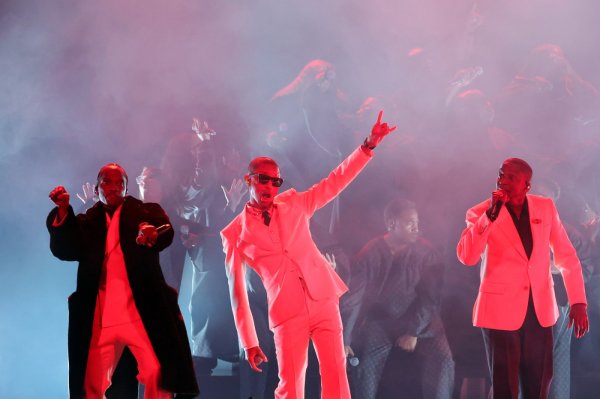 Clipse, Pharrell Williams Make It Snow During Heavenly Grammys Performance