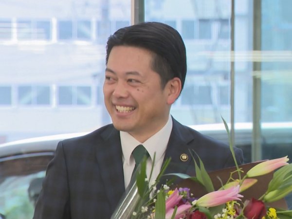 岐阜市長選挙で3選…現職の柴橋正直氏に当選証書 8万票余りを獲得し新人候補を大差で破る 投票率31.45%（東海テレビ） - Yahoo!ニュース